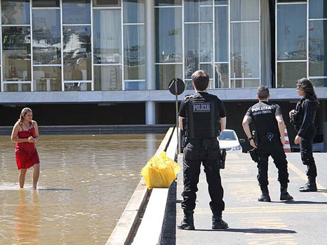 Mulher se 'refresca' no espelho d'água do Congresso e ganha R$ 20