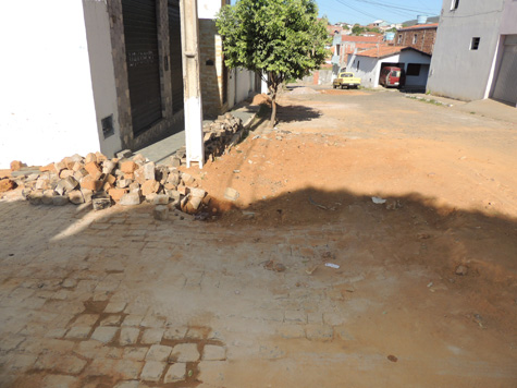 Brumado: Atraso em obra na rede de esgoto causa transtorno no Bairro das Flores