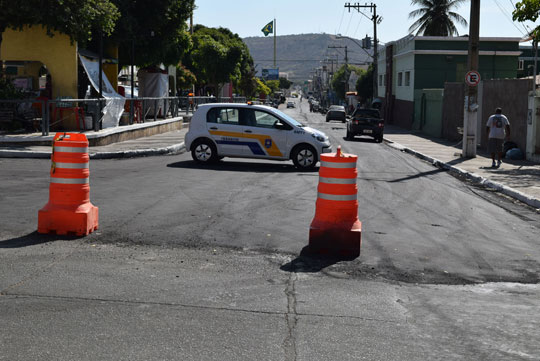 Sem aviso prévio, obra de recapeamento asfáltico causa transtornos no centro de Brumado