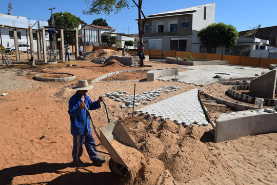 Brumado: Praça Pompílio Leite começa a receber pavimentação