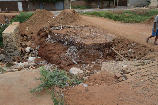 Brumado: Com passagem obstruída, esgoto do Bufão ameaça invadir residências no Bairro Santa Tereza