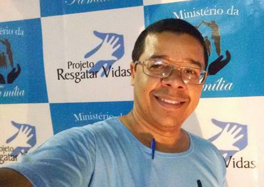 Bandidos confundem bíblia com arma e atiram em pastor