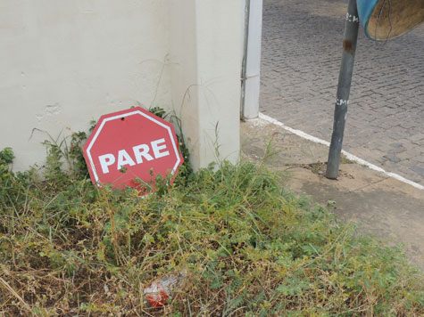 Brumado: Placa de sinalização cai e por pouco não fere pedestre