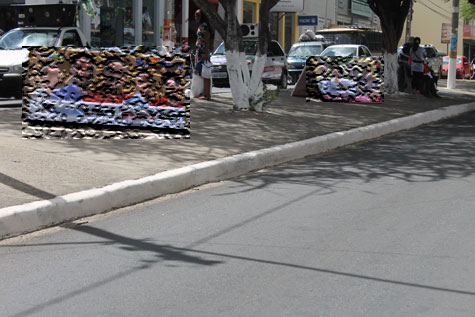 Brumado: Placas de propaganda política viram obstáculos nas calçadas