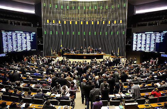 Deputados reconsideram e derrubam mandatos de cinco anos