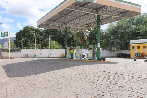 Brumado: Com pistola, bandidos assaltam jogadores de baralho e posto de combustíveis