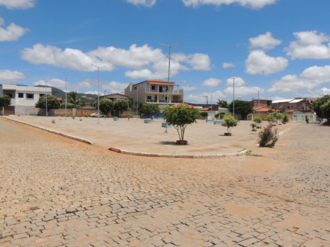 Brumado: Moradores cobram iluminação na Praça Maria Aparecida Ferreira