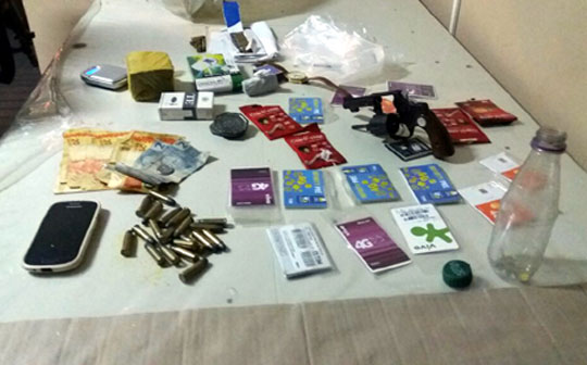 Dois foragidos da delegacia de Brumado são presos com arma, munições e droga em Caetité