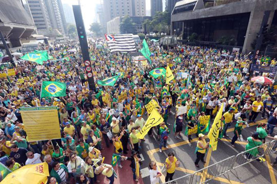 Manifestantes contra Dilma saem às ruas em 17 Estados e no Distrito Federal