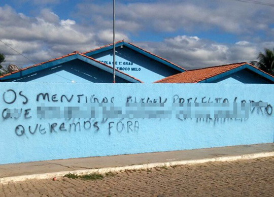 Jussiape: Prefeito é alvo de protesto por meio de pichação em muro de escola