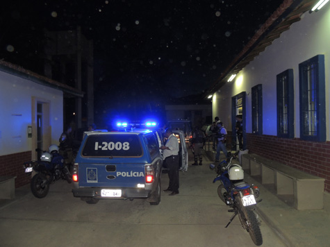 Quadrilha faz família refém e rouba veículo em Brumado