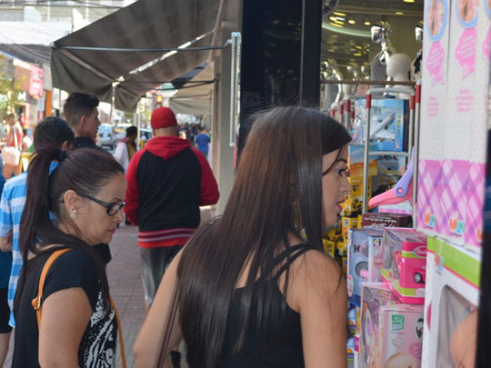 Vendas do comércio caem 6,6% até agosto, diz IBGE