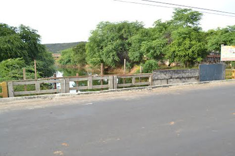 Brumado: Secretaria de Infraestrutura faz manutenção em ponte danificada em acidente