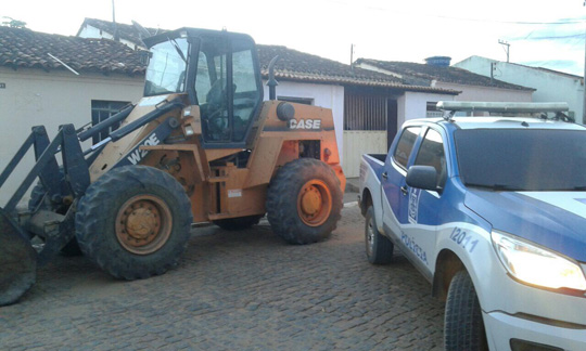 Máquina avaliada em R$ 180 mil é recuperada em fazenda do presidente da Câmara de Rio do Antônio