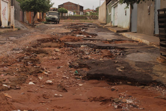 Prefeitura e Embasa tentam amenizar estragos causados pelas chuvas em Brumado