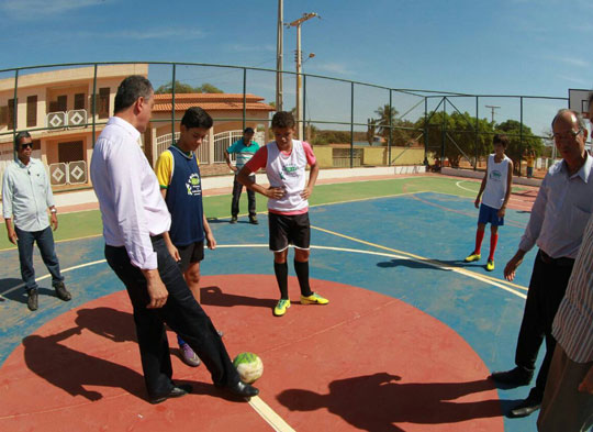 Rui Costa visita Ibiassucê para entrega de benefícios e é recebido com protesto de estudantes
