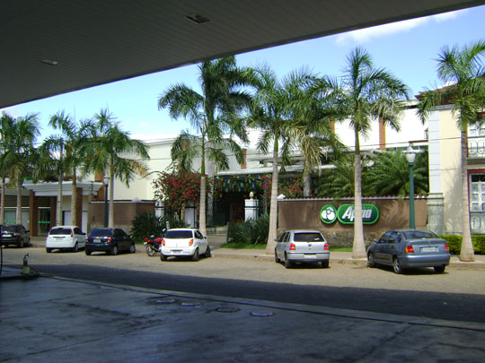 Brumado: Bandidos levam 60 refletores do shopping de Newton Cardoso