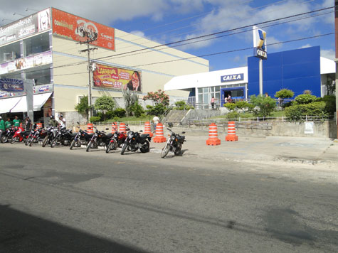 Brumado: STTU sinaliza proibição na calçada da Caixa