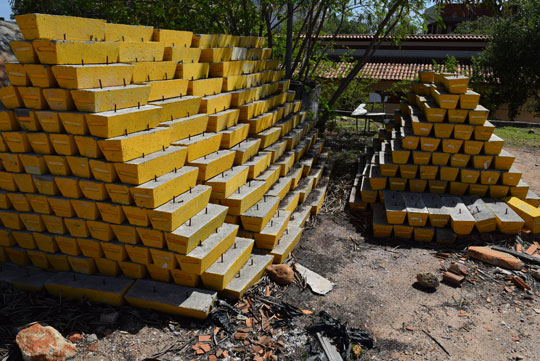 Brumado: Placas e demais equipamentos de sinalização estão esquecidos no setor de obras