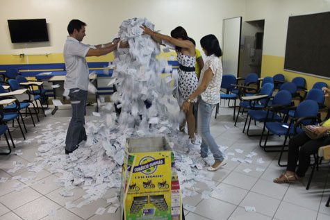 De férias, brumadense ganha moto em sorteio da CDL