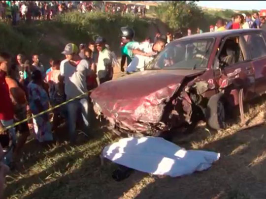 Tia e sobrinha são atropeladas em acostamento e morrem em Conquista