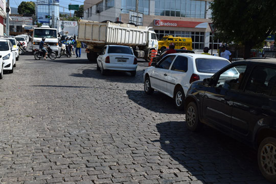 Sem aviso prévio, obra de recapeamento asfáltico causa transtornos no centro de Brumado