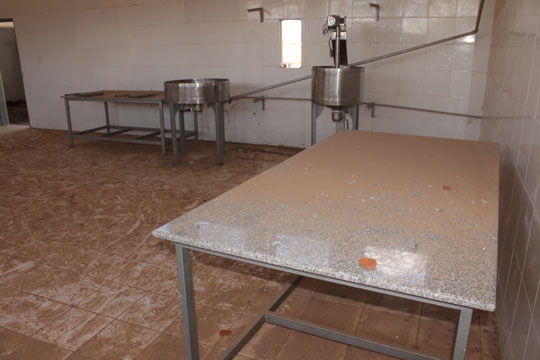 Brumado: Abandonada, usina de umbu da Lagoa Funda é depredada e saqueada