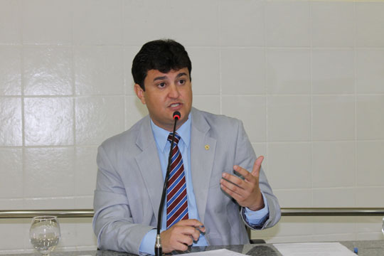 'A competência de Eduardo Vasconcelos incomoda políticos locais', diz Castilho Viana