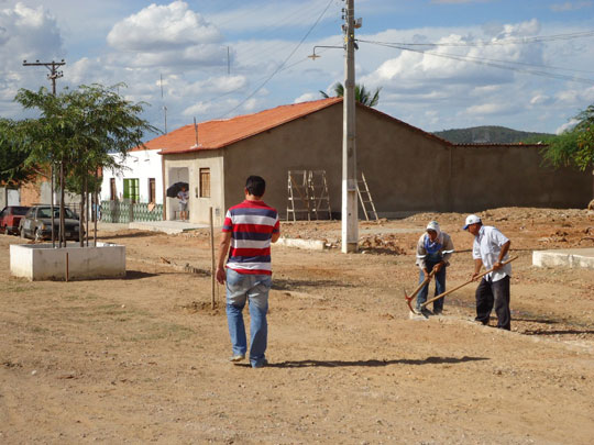 Brumado: Castilho Viana acompanha início das obras da Praça de Itaquaraí