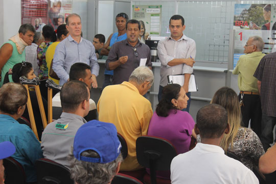 Brumado: Vereadores e sindicato fiscalizam se bancos estão cumprindo lei dos 15 minutos