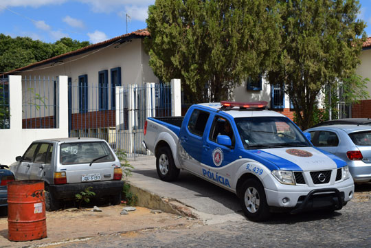 Menor dispara contra policial e acaba alvejado em Brumado
