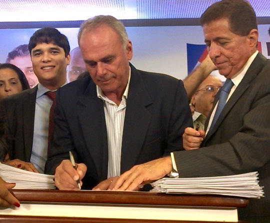 Brumado: Prefeito Aguiberto assina Pacto pela Educação acompanhado do deputado Vitor Bonfim