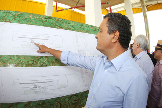 Rui Costa vistoria obras do novo aeroporto de Vitória da Conquista