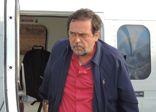 Walter Pinheiro compara governo Dilma com capa de chuva e faz duras críticas