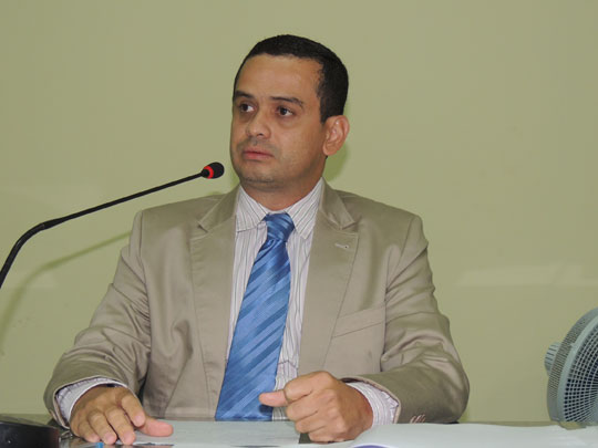 Brumado: Weliton Lopes solicita iluminação e bancos para Praça da Igreja de Ubiraçaba