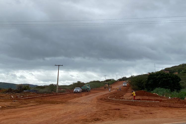 Brumado: Esmeraldas e Olhos D’água recebem obras de pavimentação visando novos eixos de escoamento viário