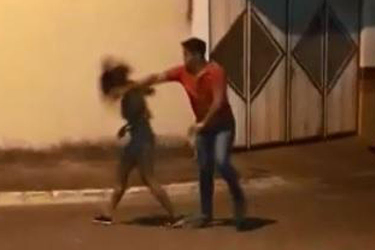 Polícia prende homem que agrediu a namorada no meio da rua em Caetité