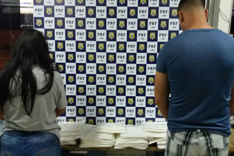 Casal é preso com 20 kg de cocaína dentro de ônibus em Vitória da Conquista