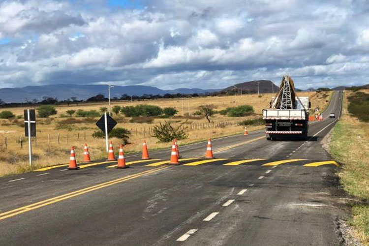 Quebra-molas são instalados no trevo de entrada da BA-148 em Dom Basílio