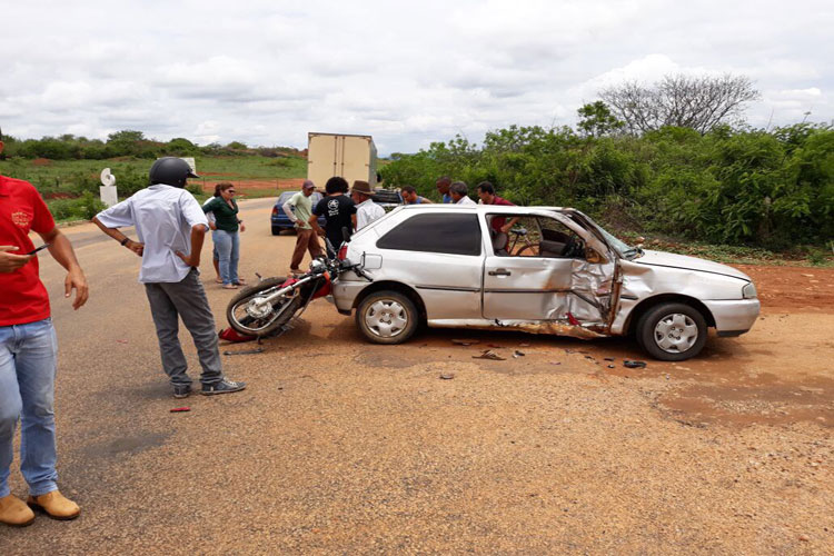 Jovem de 22 anos morre após colidir motocicleta com carro na BA-026 em Caculé