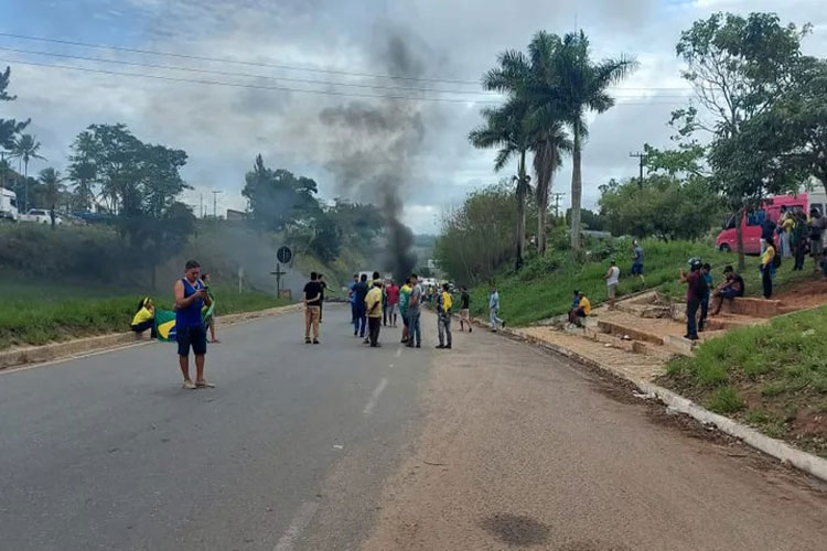 Teixeira de Freitas: Caminhoneiros protestam na BR-101 pela derrota de Jair Bolsonaro