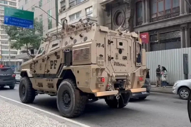 Viaturas blindadas da Polícia Federal embarcam com destino a Salvador