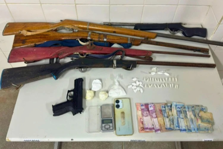 Rondesp Meio Oeste prende indivíduo com armas e drogas em Igaporã