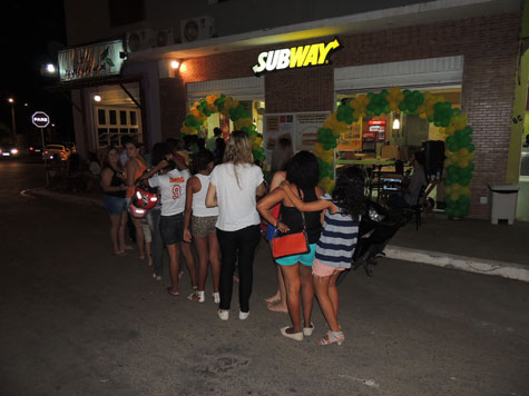 Brumado: Subway comemora 01 ano com promoção e som ao vivo