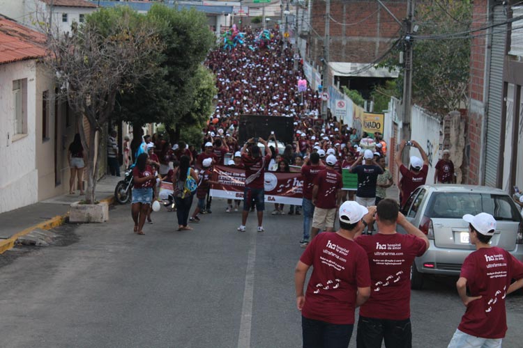 Solidário ao Hospital do Amor e à Caase, Brumado leva multidão à Caminhada Passos Que Salvam