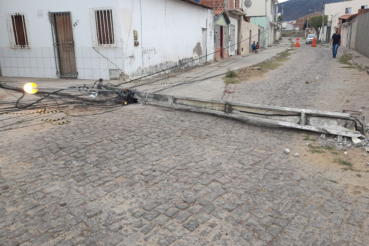 Caminhão baú colide com poste e obstrui via em Brumado; é o 4º acidente em duas semanas
