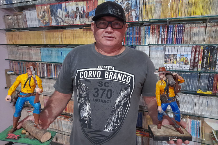 Brumado: Radialista Carlos Silva é o maior colecionador dos gibis Tex da Bahia 