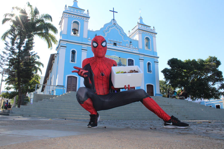 Driblando a crise, jovem se veste de Homem Aranha e vende trufas nas ruas de Brumado para pagar faculdade