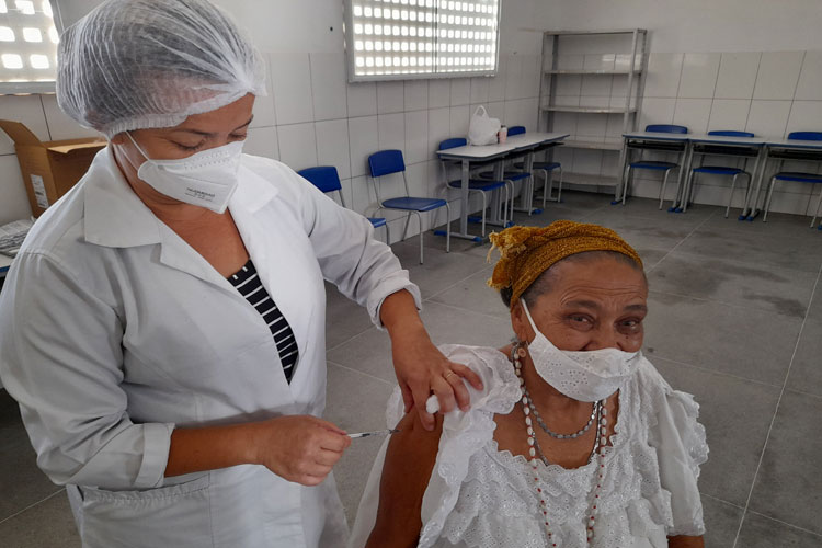 Bahia ultrapassa marca de 50% de vacinados com as duas doses ou dose única
