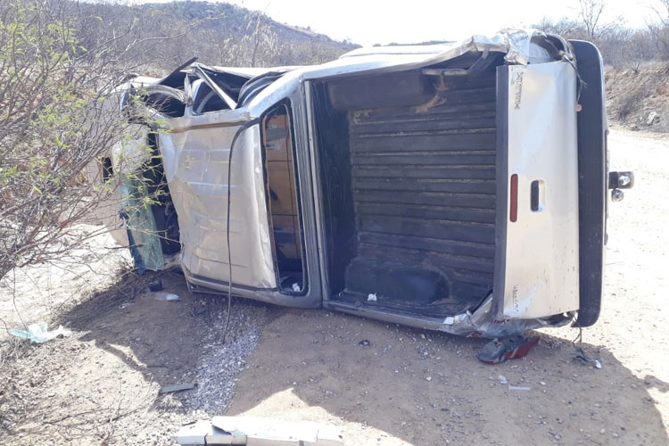 Tanhaçu: Motorista perde controle de direção ao passar por ponte e capota caminhonete na BA-142